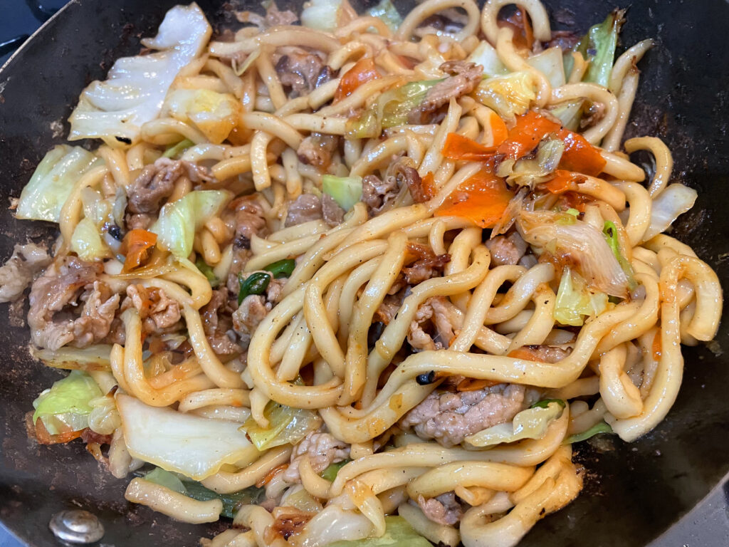 うどんを入れて味付けして焼きうどんの完成