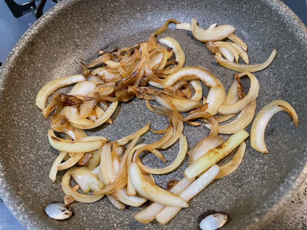 焼き目がつくまで玉ねぎを炒める