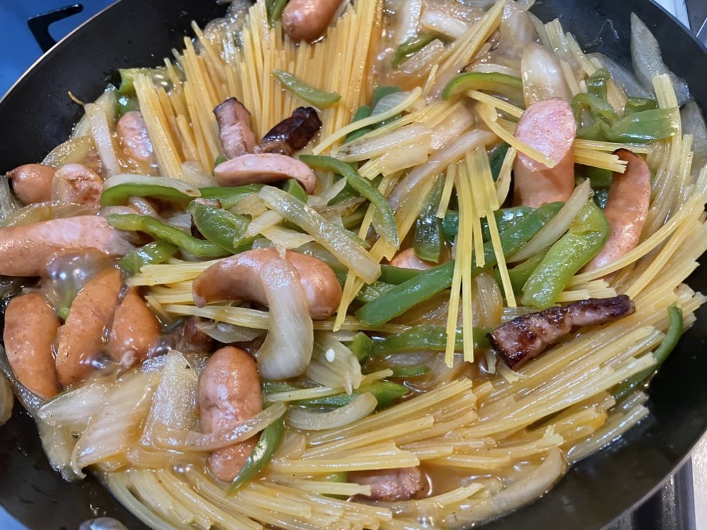 具材と一緒にパスタを茹でる