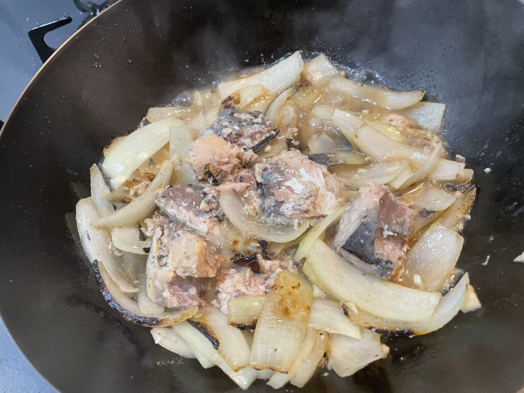 サバ缶を煮汁ごと煮詰める